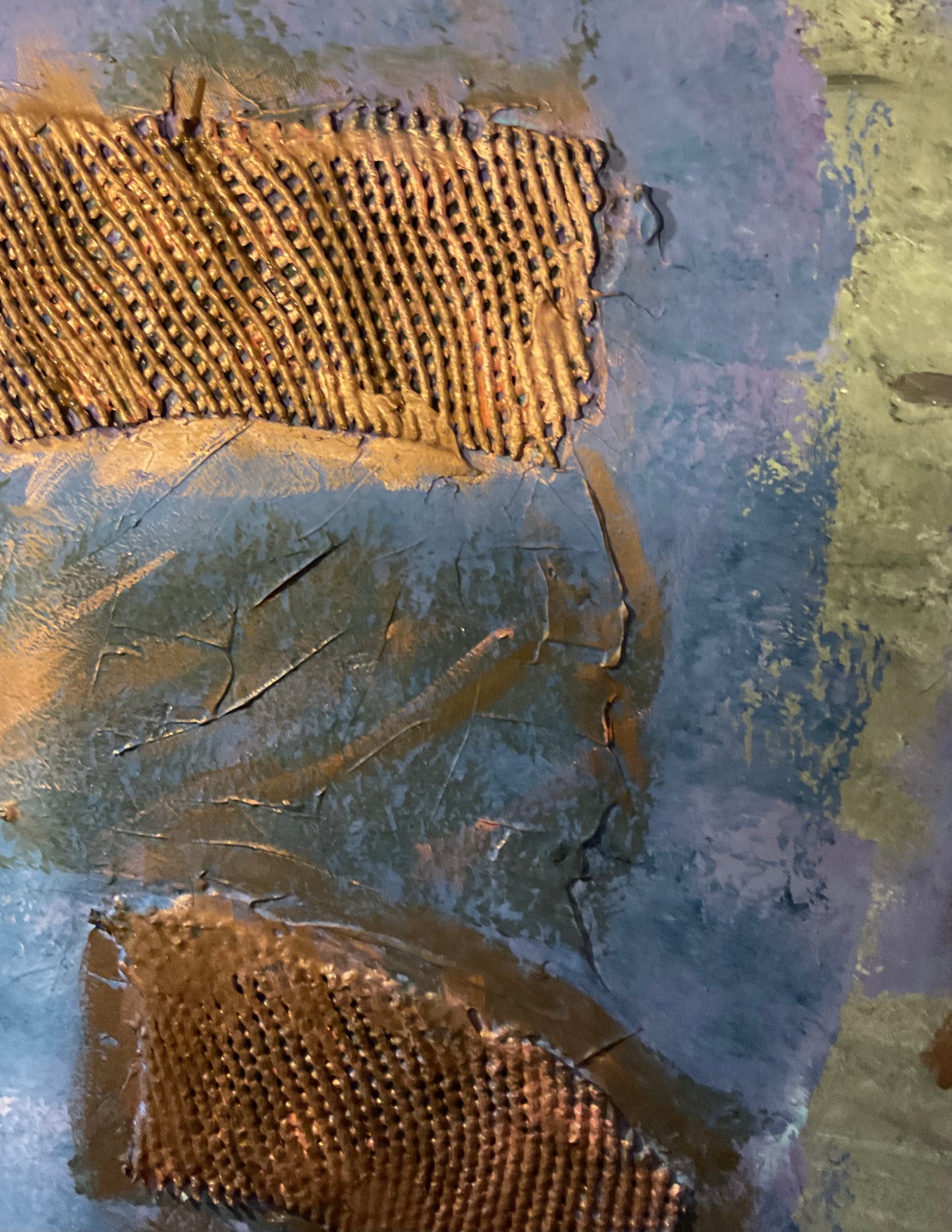 Mystic – Detailaufnahme Jutestruktur mit Goldakzenten