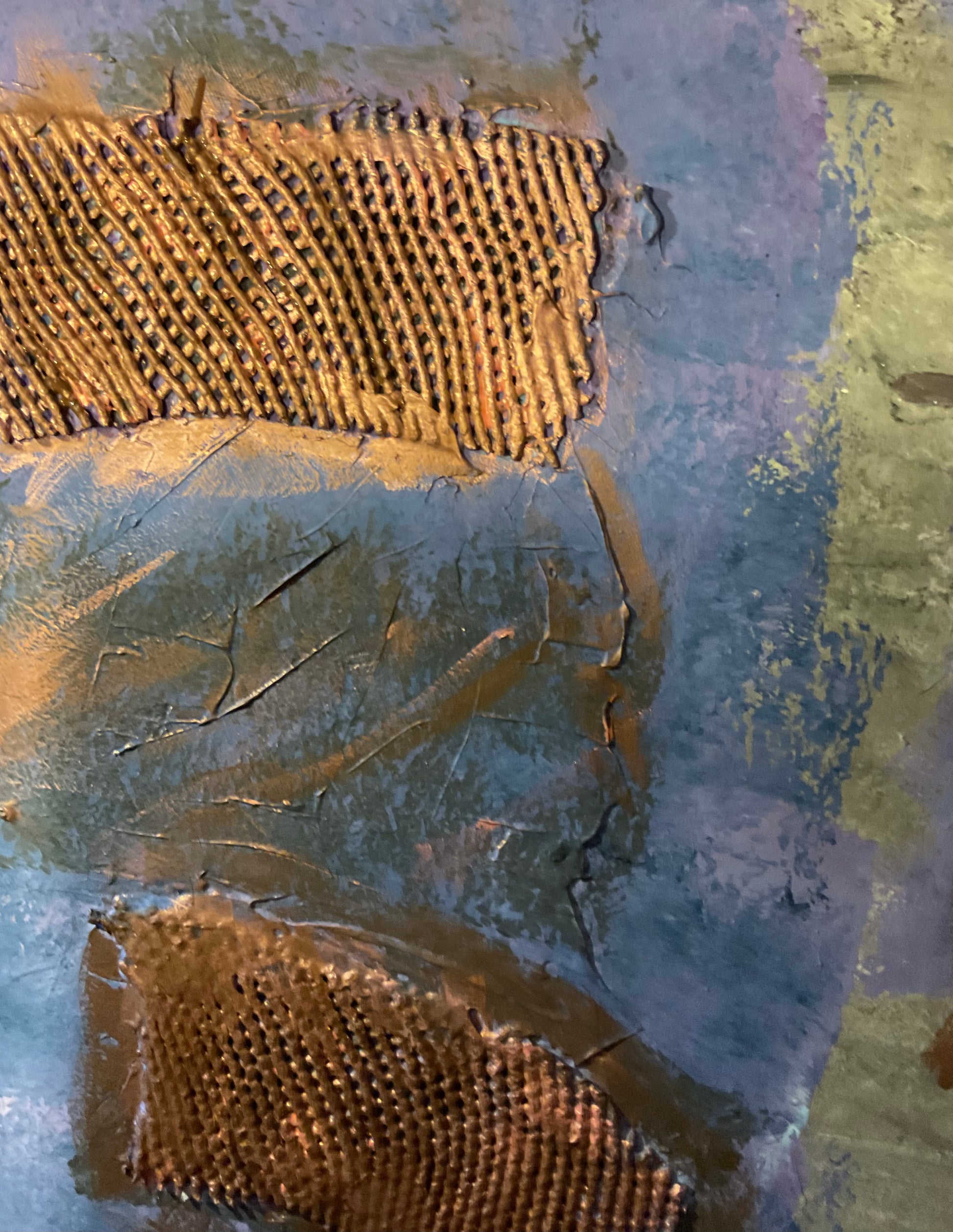 Mystic – Detailaufnahme Jutestruktur mit Goldakzenten